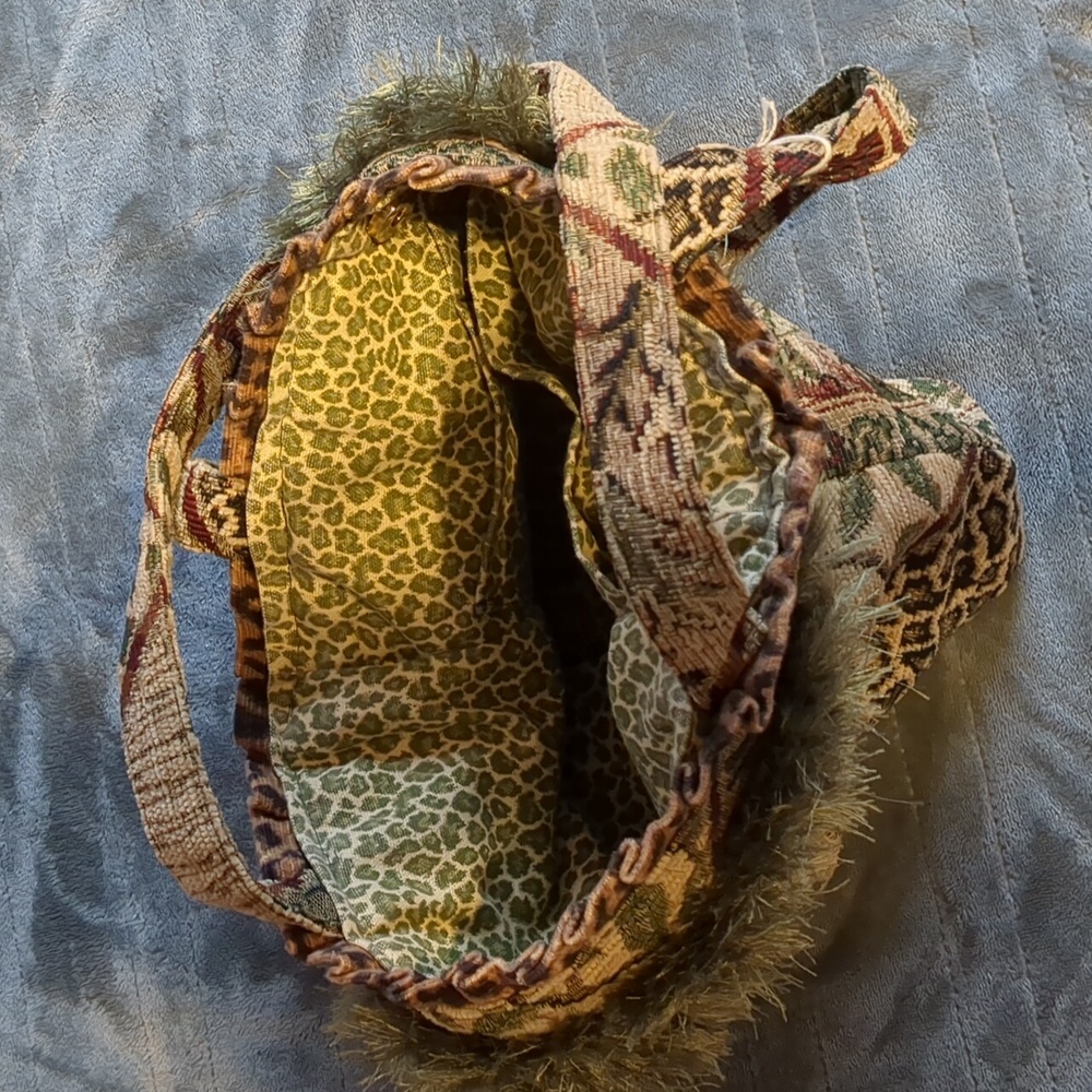 Chic Tapestry Shoulder Bag with Animal Motif - Picture 15 of 16